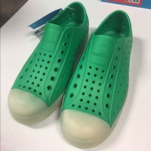 Native Jefferson shoe in lantern green/glow