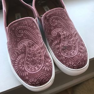 Steve Madden Velvet Slip Ons