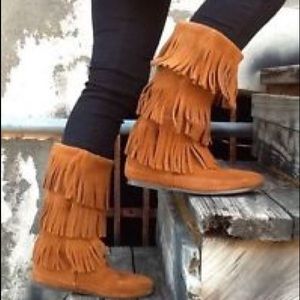 Minnetonka Fringe Boots 8