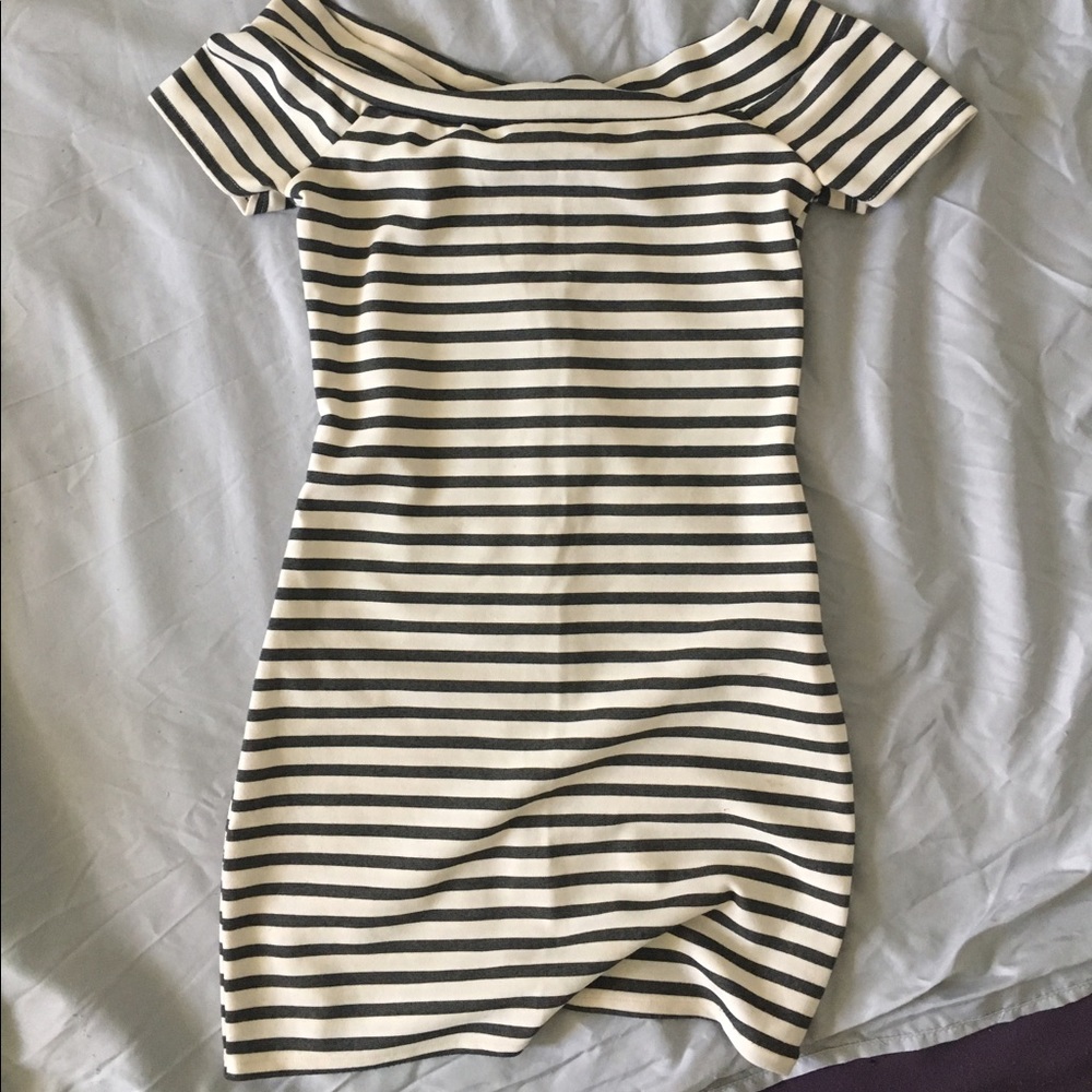 Reserved❗️ Zara Open shoulder stripes mini dress