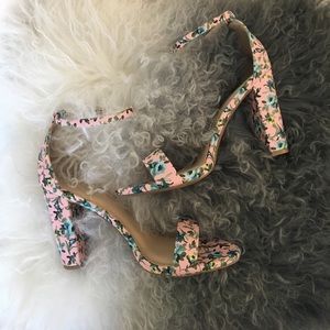 NWT - Pastel Floral Pink & Blue Chunky Heels! 🌸