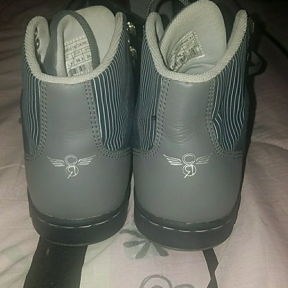 Creative reaction shoes