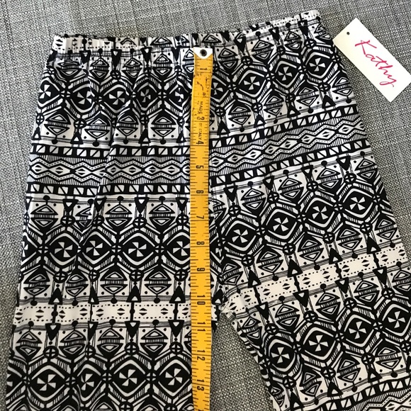 Pattern leggings NWT - Picture 3 of 3