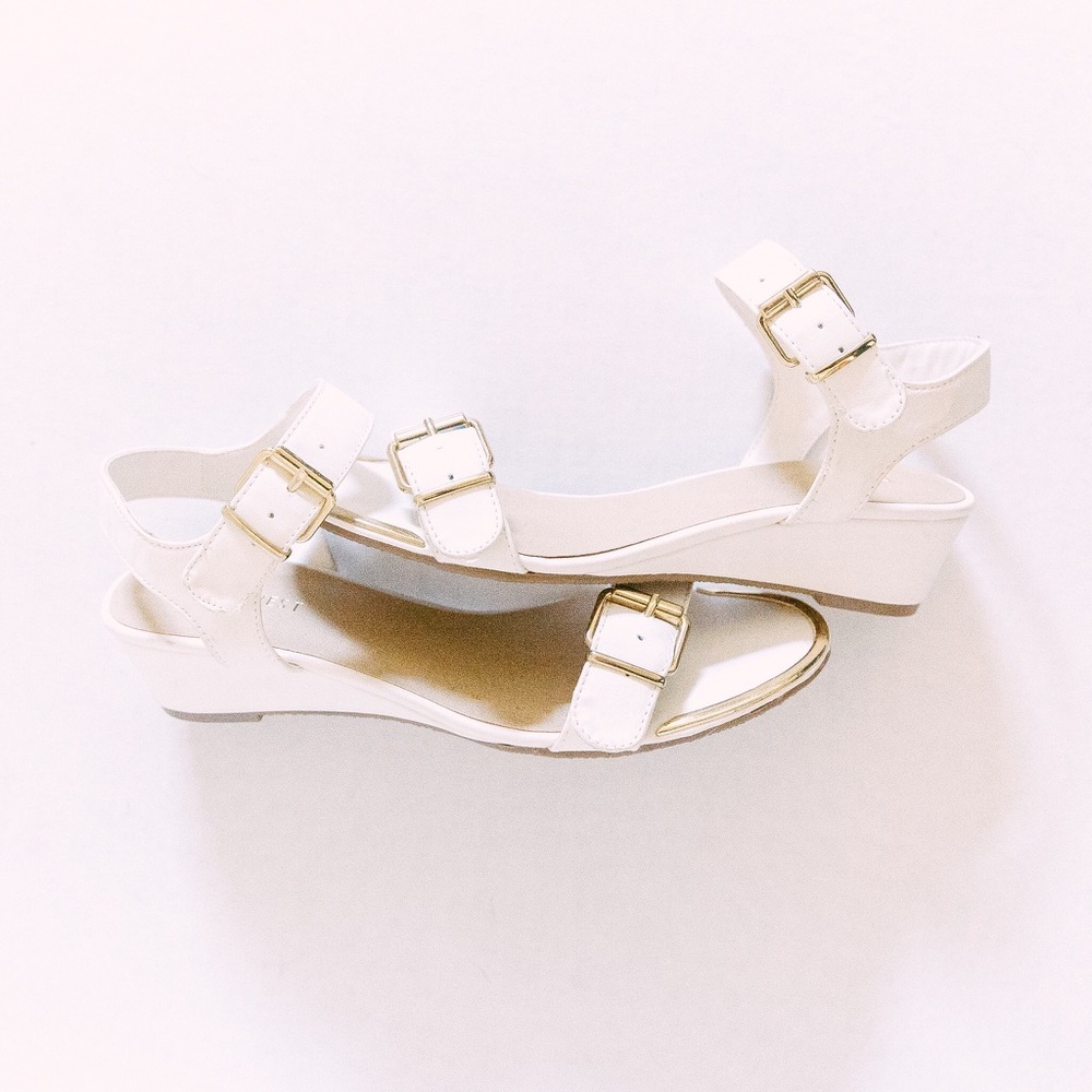 NINE WEST WHITE AND GOLD BUCKLE WEDGE