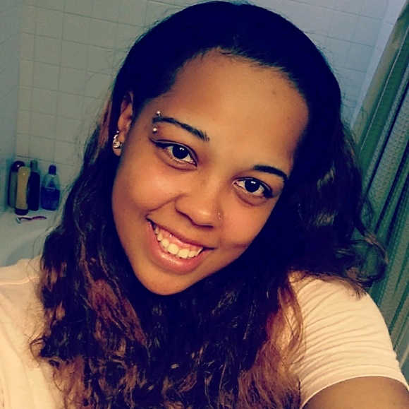 Meet your Posher, Halle - Picture 1 of 1