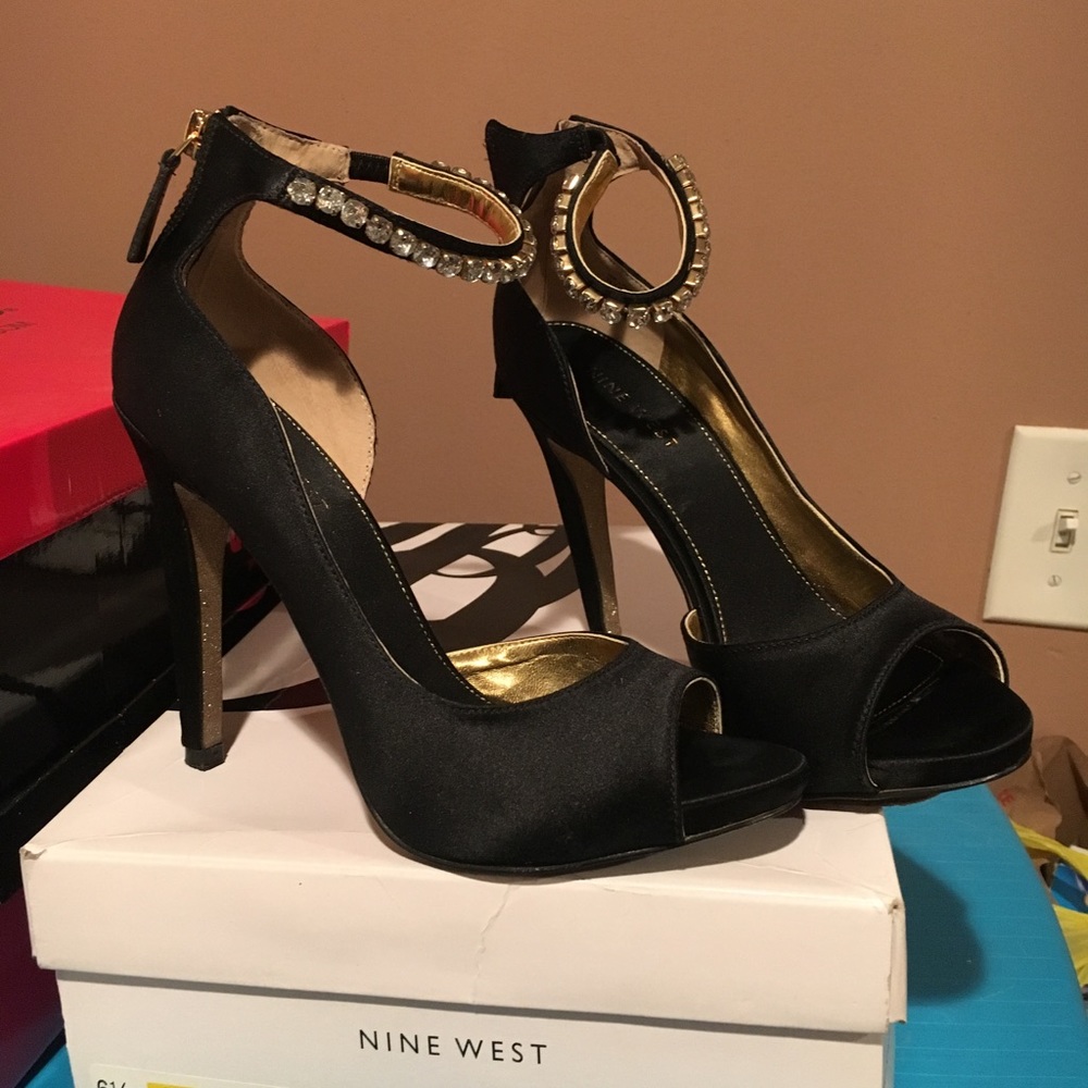 Only worn once beautiful Nine West heel!