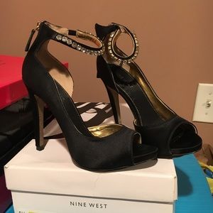 Only worn once beautiful Nine West heel!