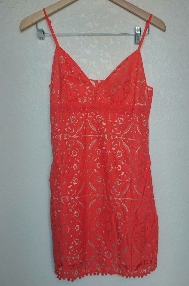 Stunning lace dress - Picture 3 of 4