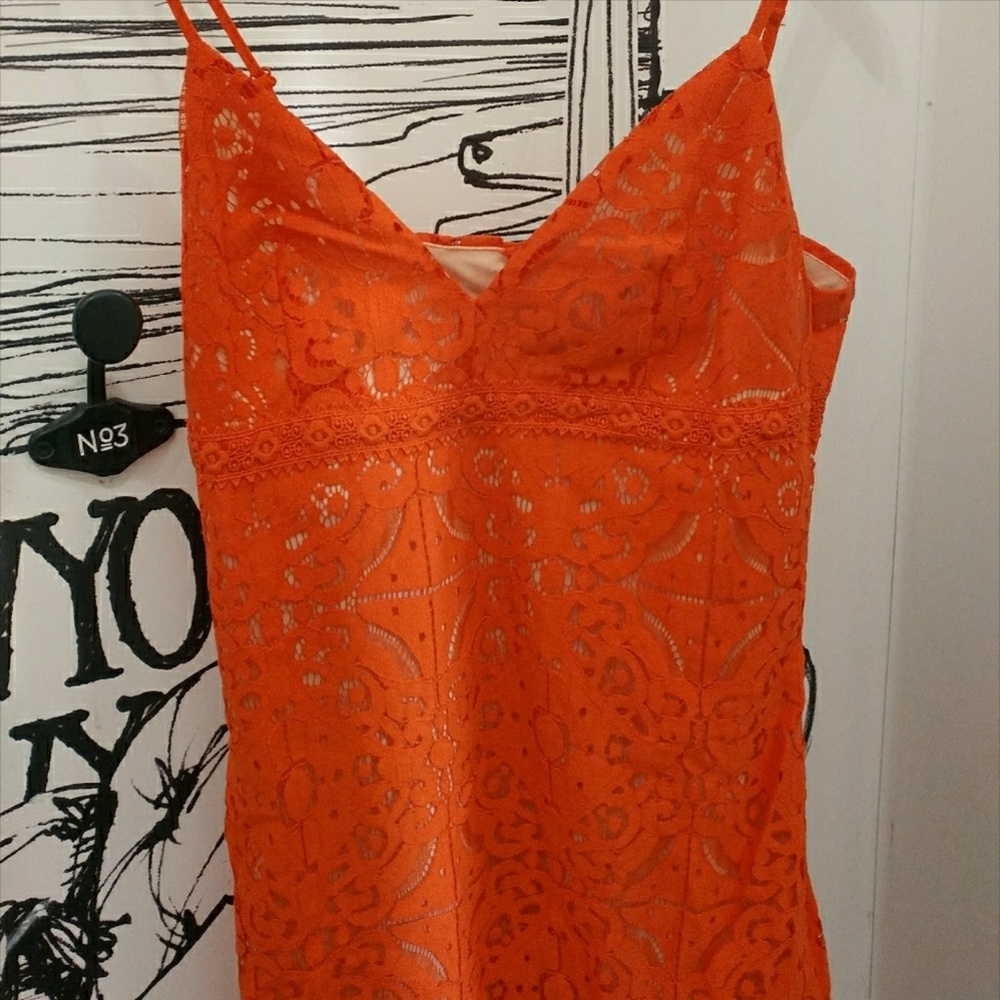 Stunning lace dress - Picture 4 of 4