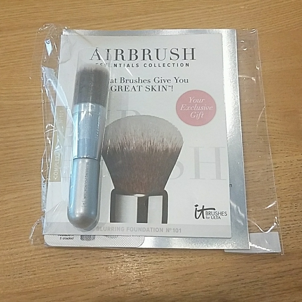 It Cosmetics Brush
