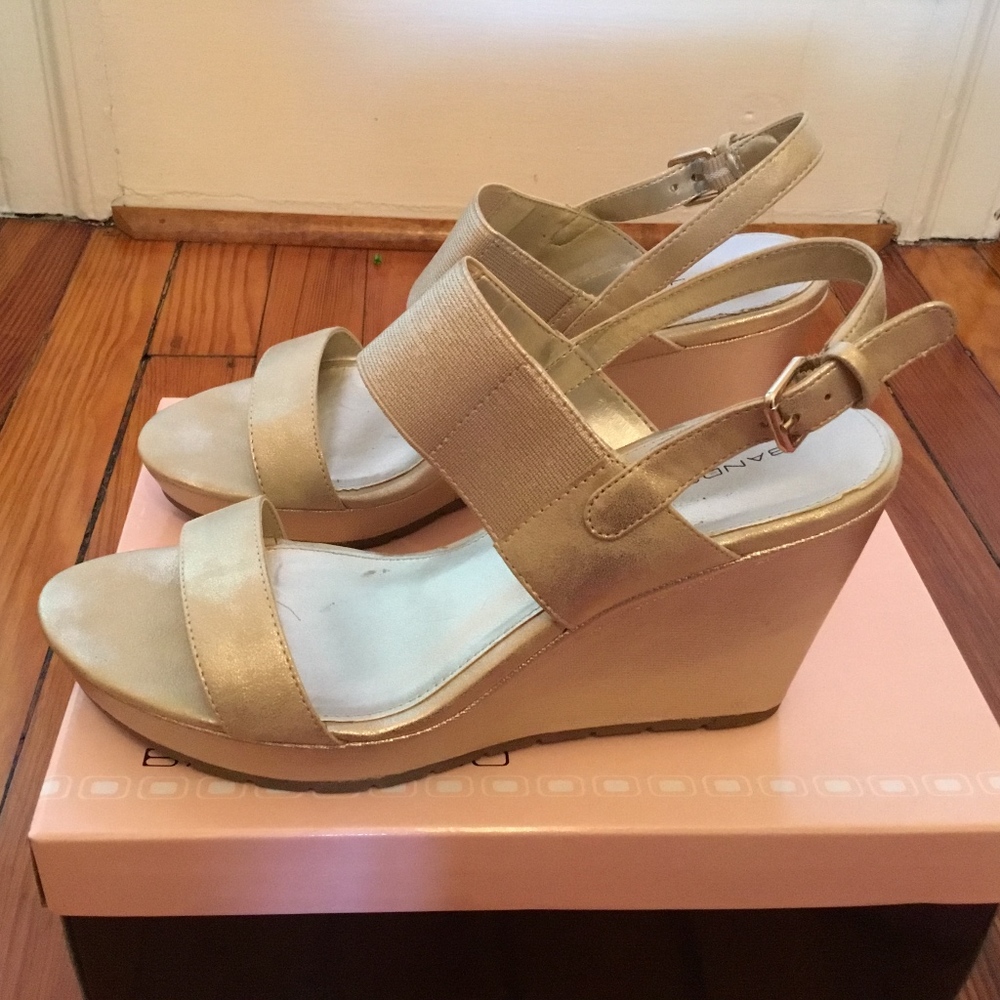 BANDOLINO Gold wedge shoes