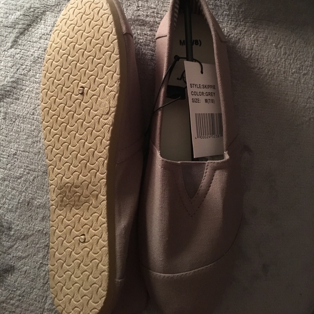 NWT grey boat shoes