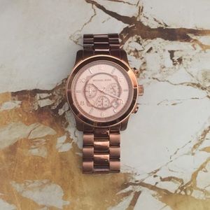 Michael Kors Rosegold watch comes with box....