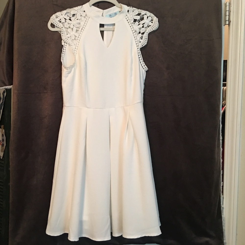 *NEW* Lace Sleeve White Party Dress