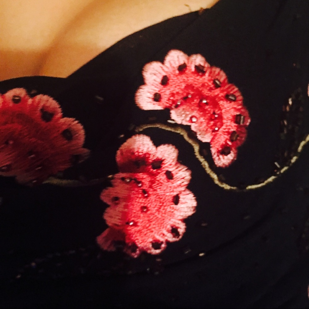 STUNNING DRESS WITH EMELISHED ROSES - Picture 2 of 4