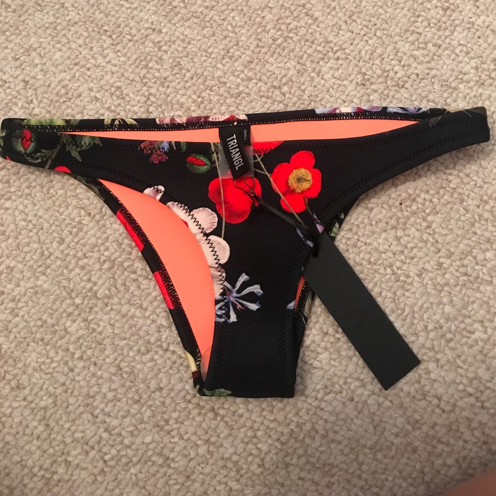 NWT Black Floral Triangl Bikini Top
