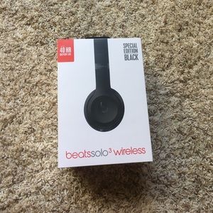BRAND NEW BEATS SOLO 3 WIRELESS HEADPHONES