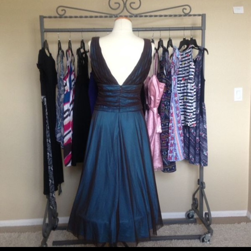 Beautiful dress - Picture 2 of 3