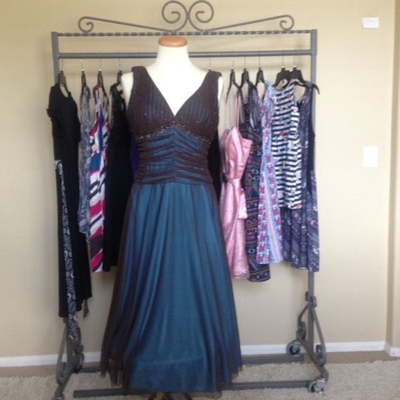 Beautiful dress - Picture 3 of 3