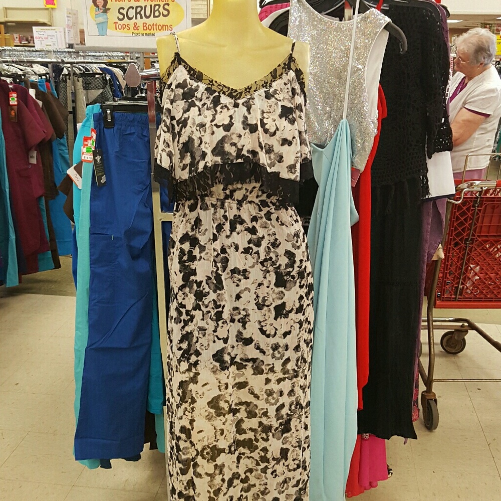 Sexy Blk/Wht/Blush Maxi dress w/lace -Size Med