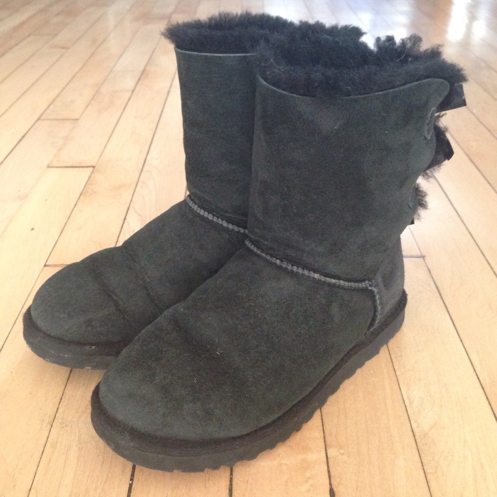 Short Black Bailey Bow Uggs