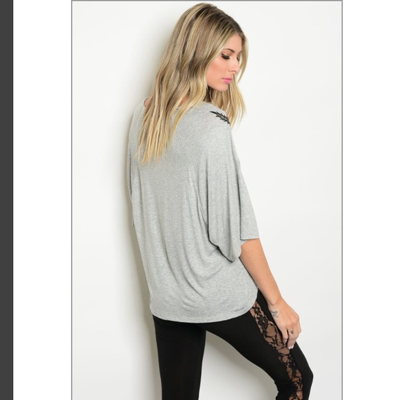 Gorgeous top with flowers - Picture 2 of 3