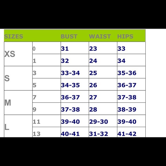 Gorgeous top with flowers - Picture 3 of 3