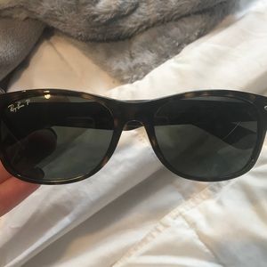 Ray ban sunglasses polarized. Black/brown print.