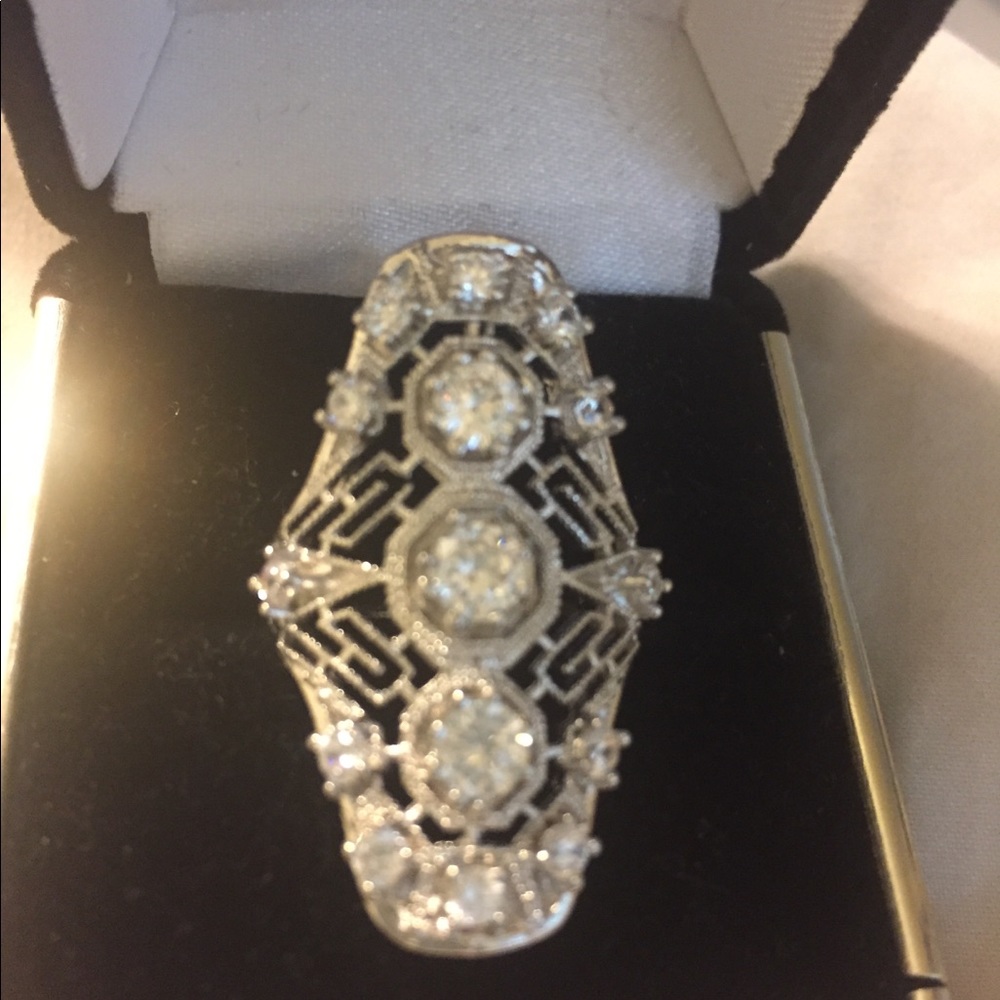 Beautiful brand new silver vintage ring