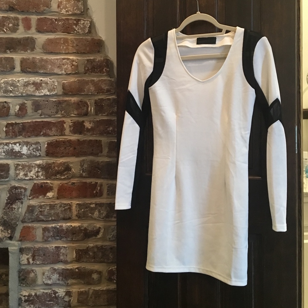White long sleeved body-con dress
