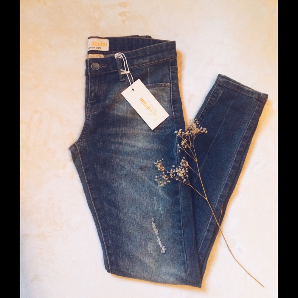 💙👖 Medium wash skinny jeans 👖💙