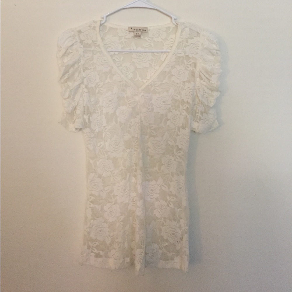 **S O L D** 🕊☁️ ✨ Floral lacy ruffle shoulder Top