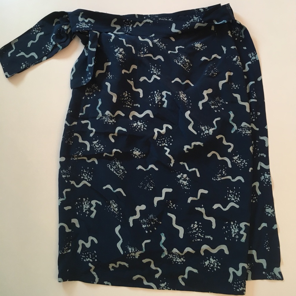 100% silk wrap skirt size small navy/light blue