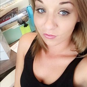 Meet your Posher, Hali