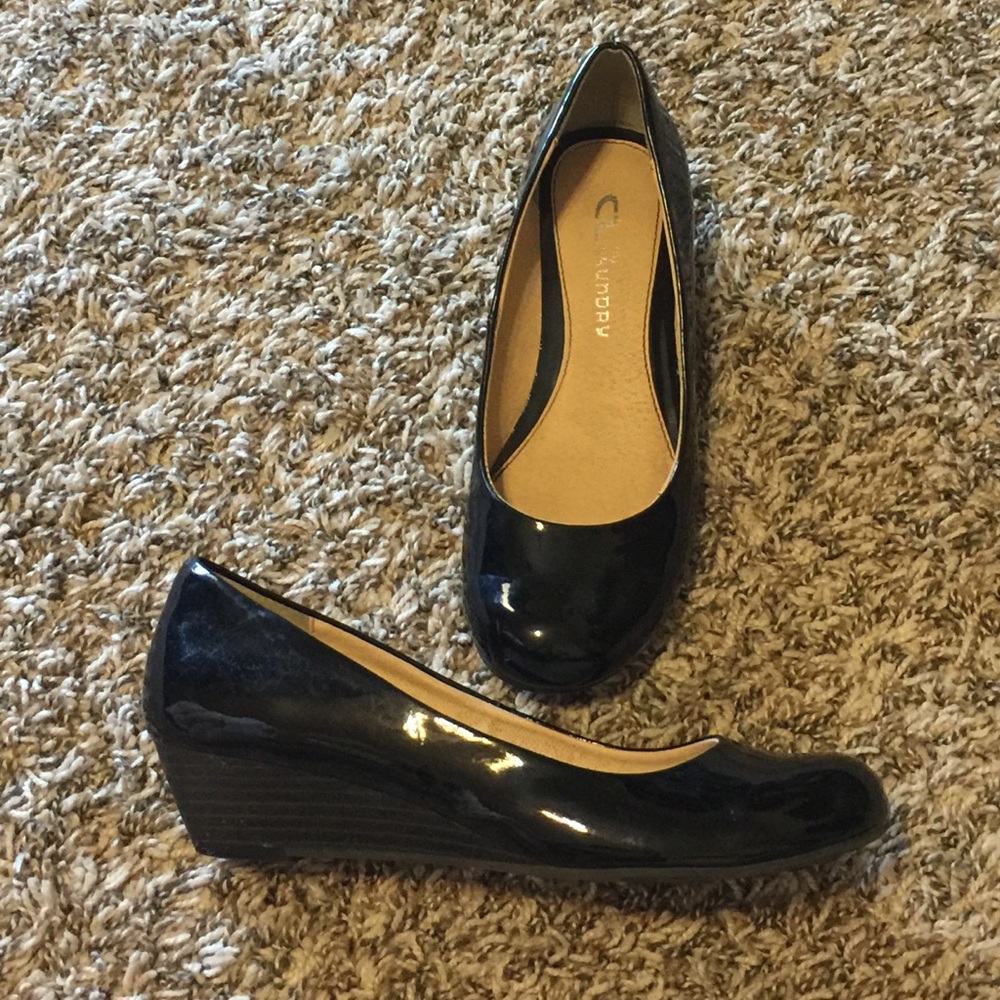 Black low wedge shoes size 6