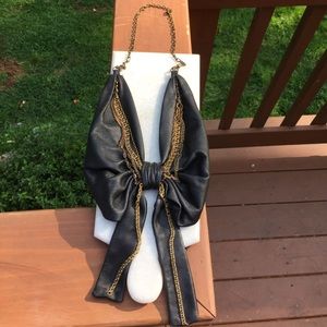 Bing Bang bow necklace