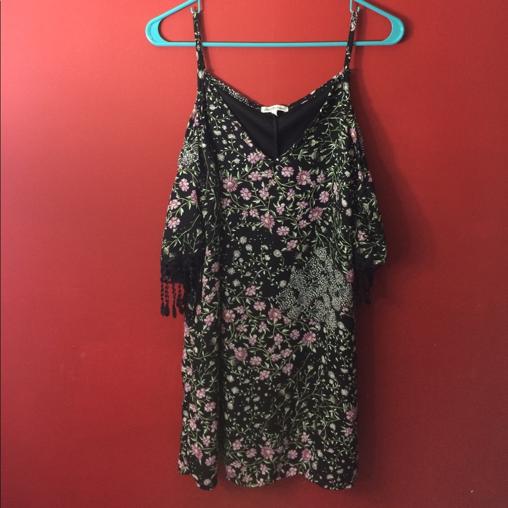Shoulder cut out dress