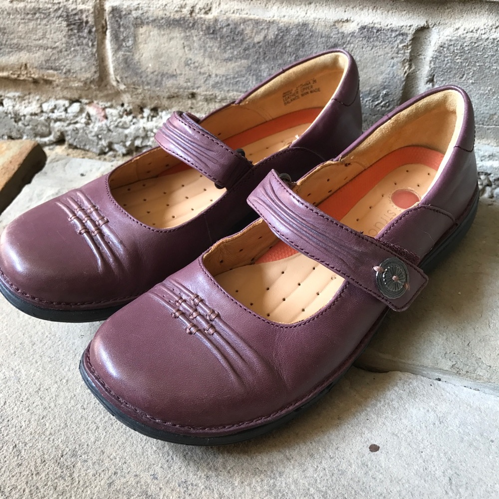 *SOLD* Clarks Mary Jane Shoes