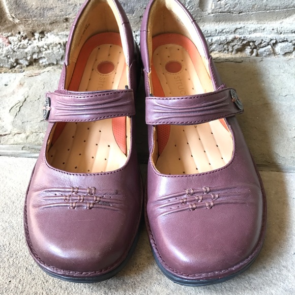 *SOLD* Clarks Mary Jane Shoes - Picture 2 of 6