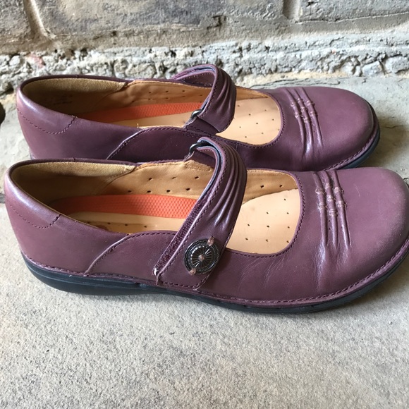 *SOLD* Clarks Mary Jane Shoes - Picture 3 of 6