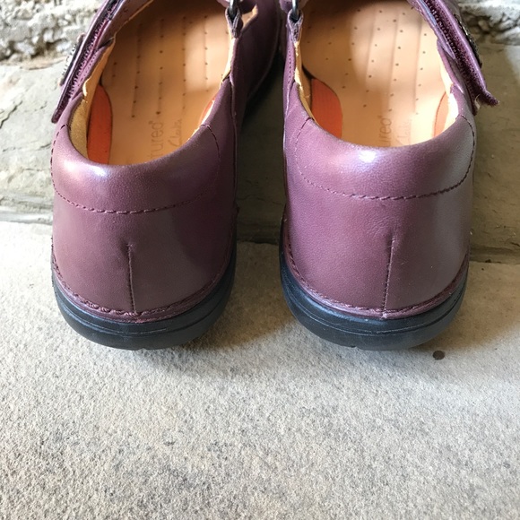 *SOLD* Clarks Mary Jane Shoes - Picture 4 of 6
