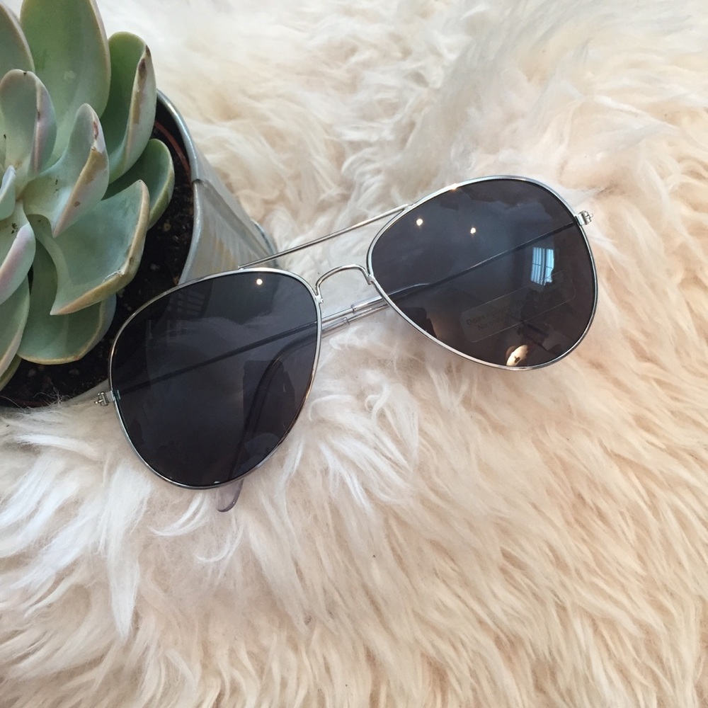 Black Aviators with a silver trim