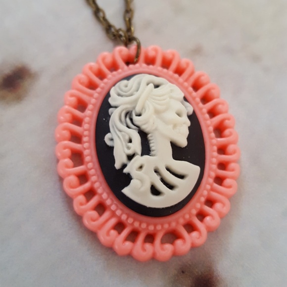 Style Lolita Coco Skeleton Cameo - Picture 2 of 3