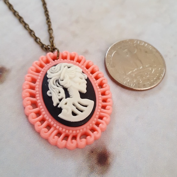 Style Lolita Coco Skeleton Cameo - Picture 3 of 3
