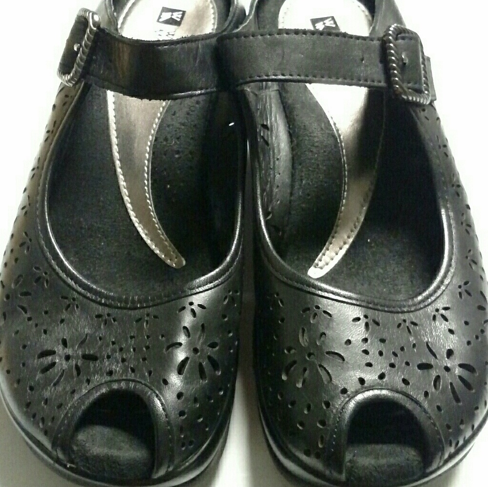 White Mountain open toe clogs