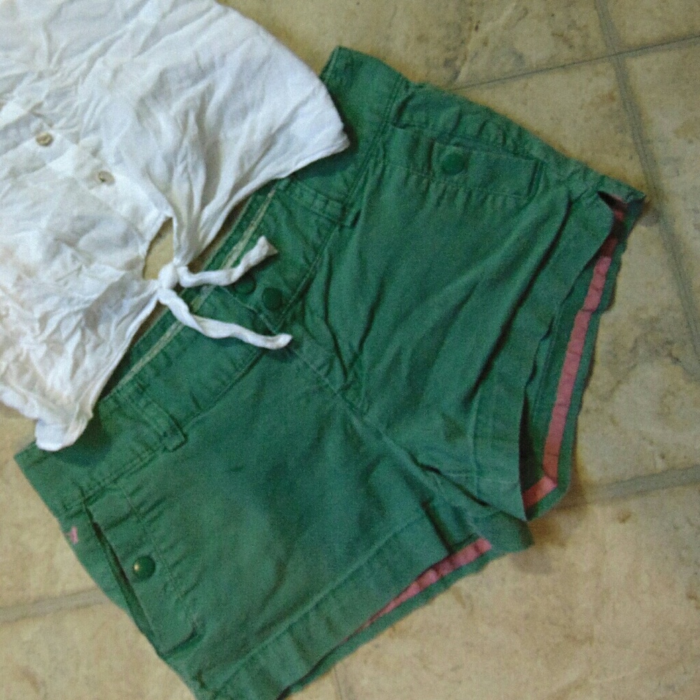 American Eagle green shorts with pockets