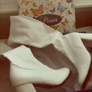 Funtasma by Pleaser white GoGo boot Size 8