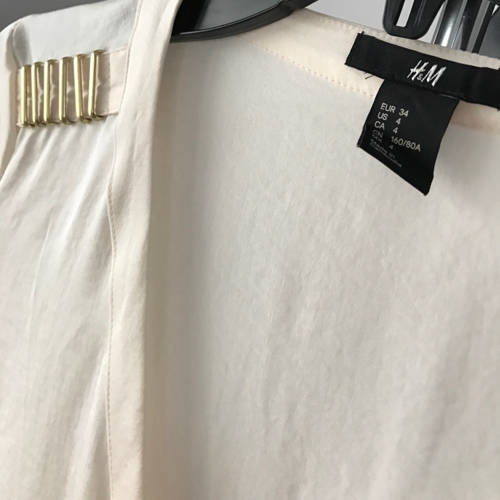 H&M • blouse - Picture 2 of 3