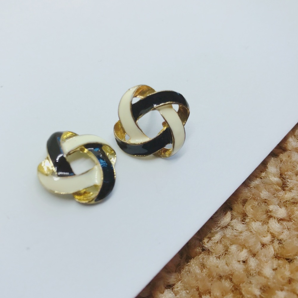 Elegant pierced pushback earrings - black & white