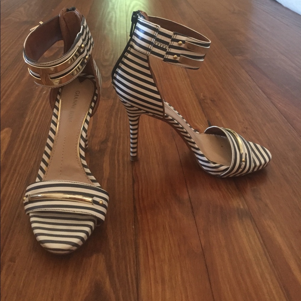 Navy and white Gianni Bini size 6 heels